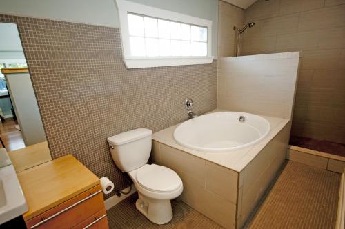 Hancock Pool House - Bathroom