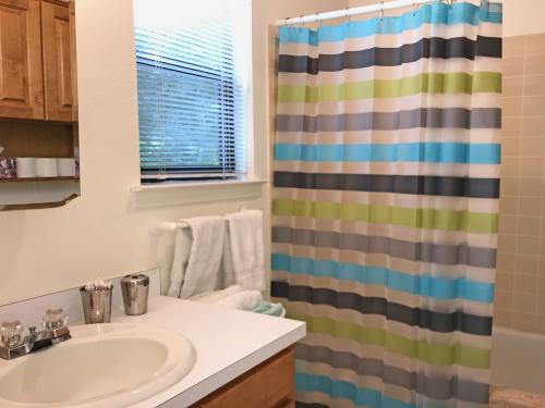 Hancock Lake Cottage - Bathroom