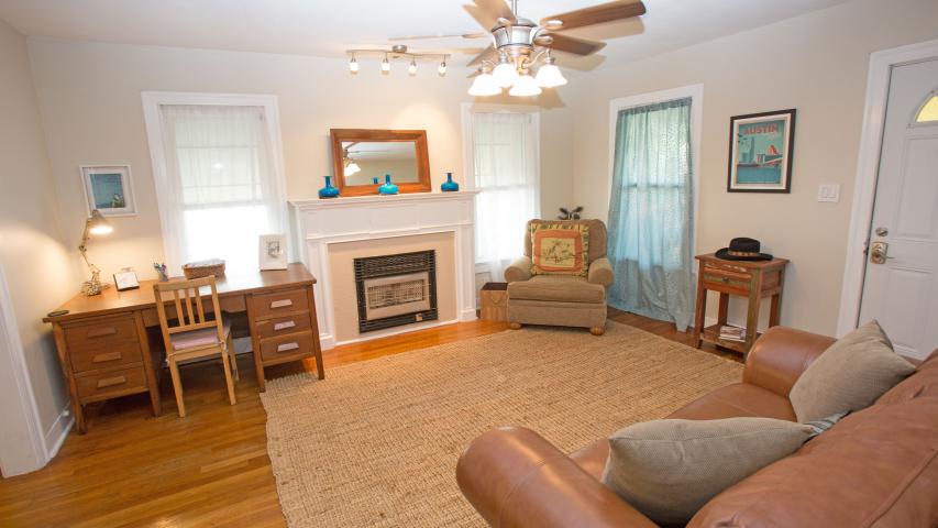Hancock Cottage - Living