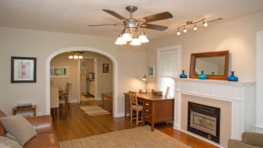 Hancock Cottage - Living